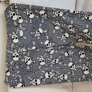Skull and crossbones leggings